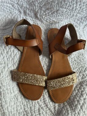 Mossimo Supply Co. Women’s Tan Sandals with Gold Glitter Strap